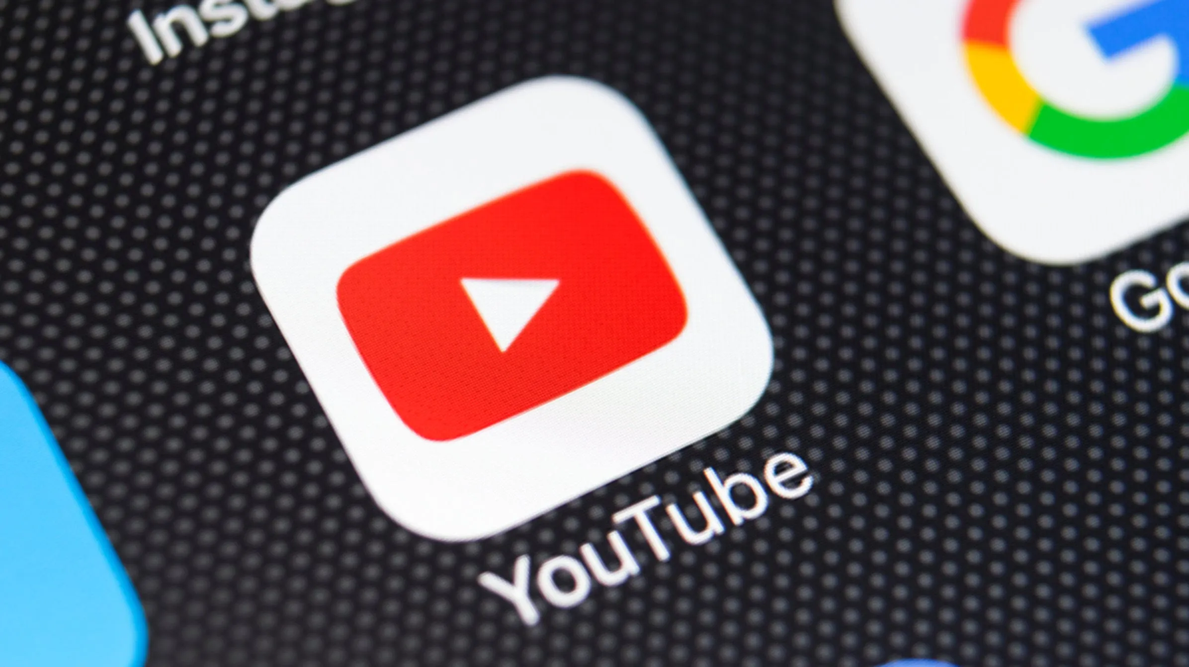 آیکون برنامه یوتیوب در لیست برنامههای گوشی