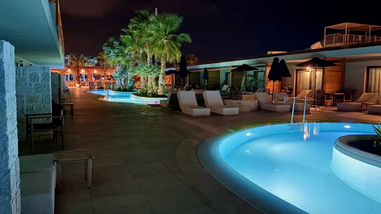 تصویر گرفته شده با دوربین آیفون 17 ایر در شب