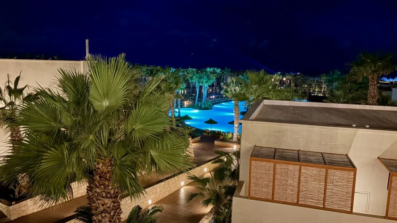 تصویر گرفته شده با دوربین آیفون 17 ایر در شب