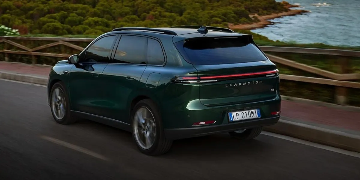 نمای پشت و سمت راننده C10 AWD لیپموتور