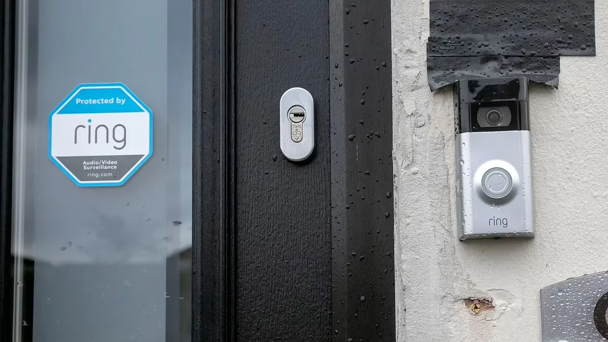 دوربینهای رینگ آمازون نصب شده روی در خانه