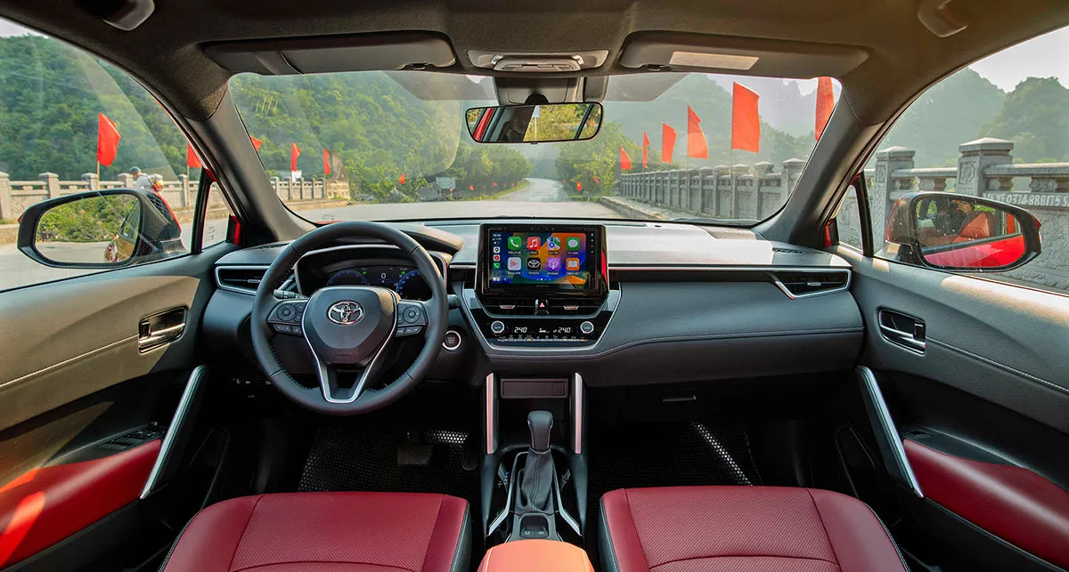 فضای کابین تویوتا کرولا کراس 2025