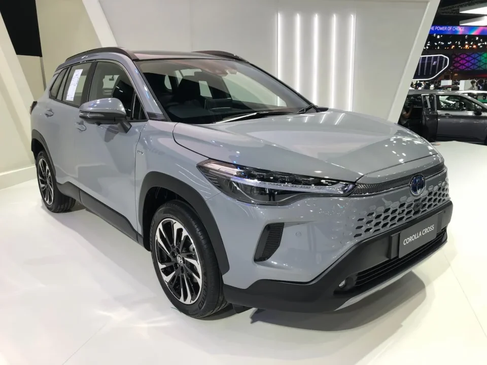 نمای جلو سمت شاگرد تویوتا کرولا کراس هیبرید 2025