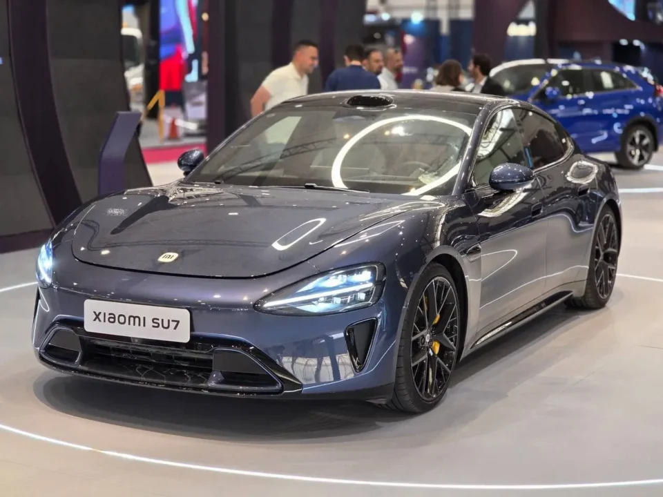 شیائومی SU7 از نمای جلو سمت راننده