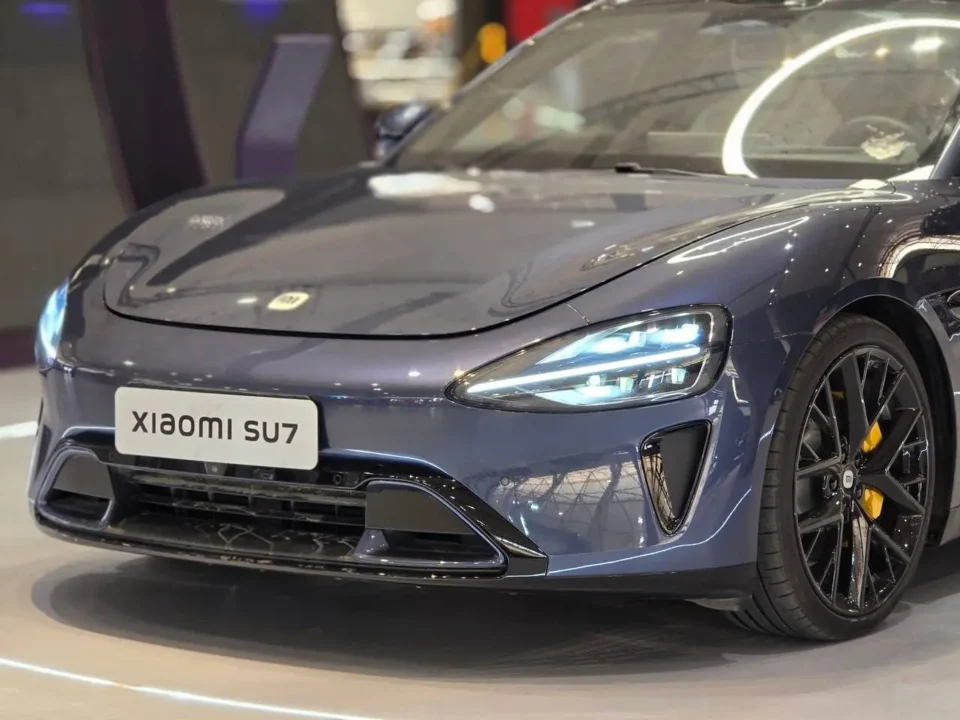 شیائومی SU7 نمای جلو و سمت راننده