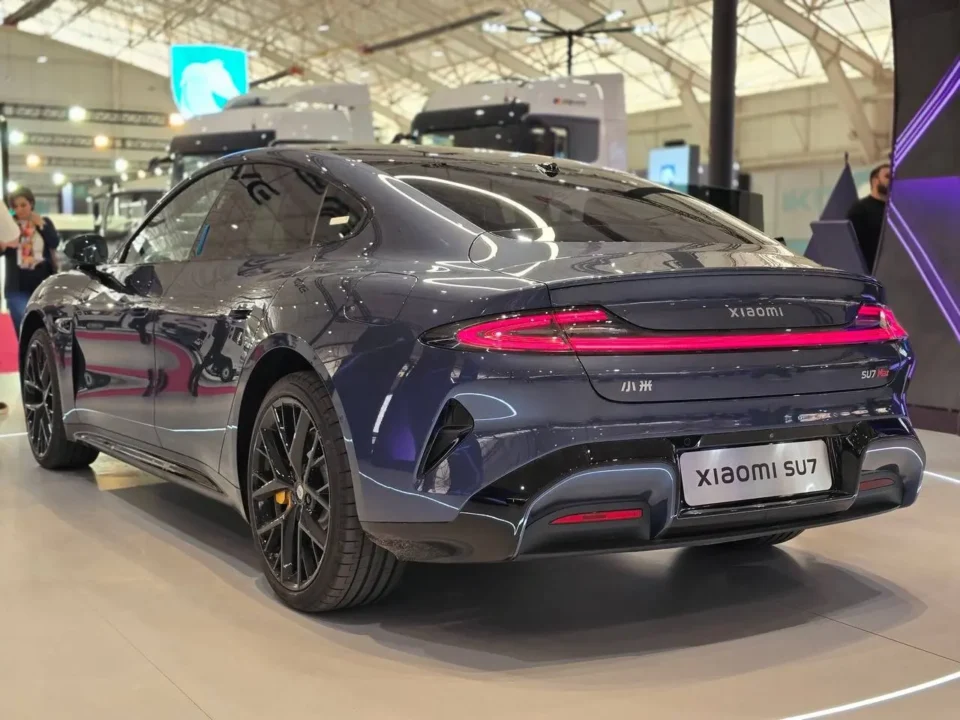 شیائومی SU7 نمای عقب سمت راننده