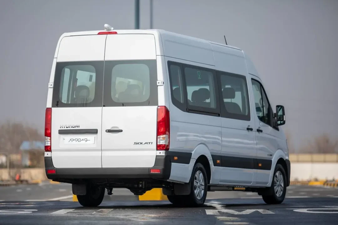 ون هیوندای H350 از نمای عقب سمت شاگرد