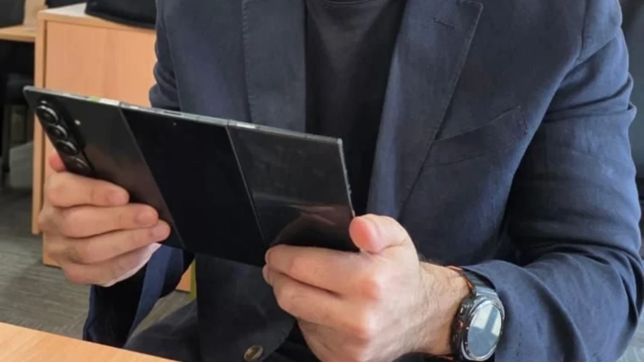 گلکسی زد تری فولد با چهار دوربین مشاهده شد