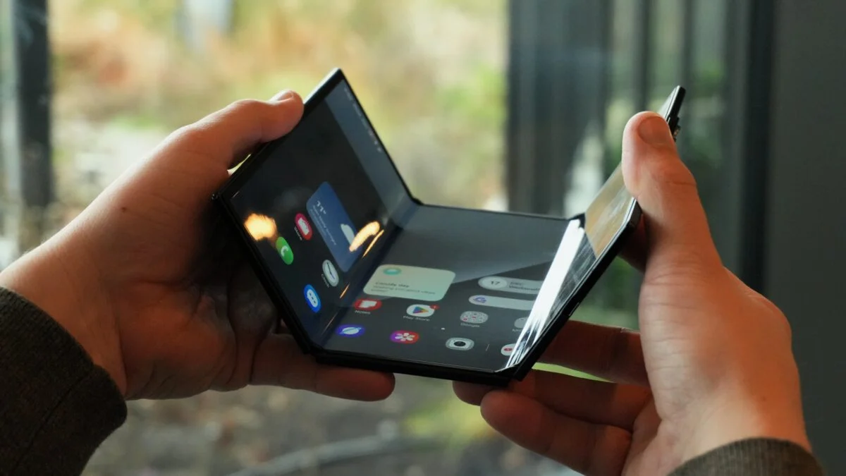 گلکسی زد تری فولد سامسونگ در حالت باز