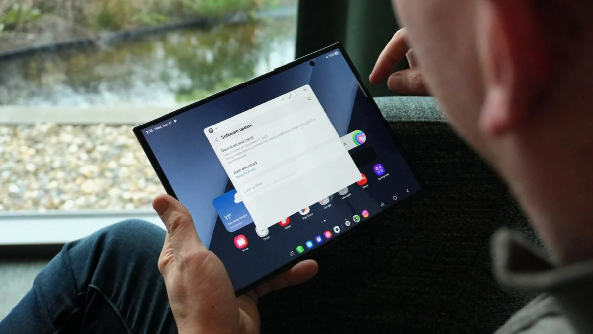 گلکسی زد تری فولد در حالت اجرای برنامه Dex